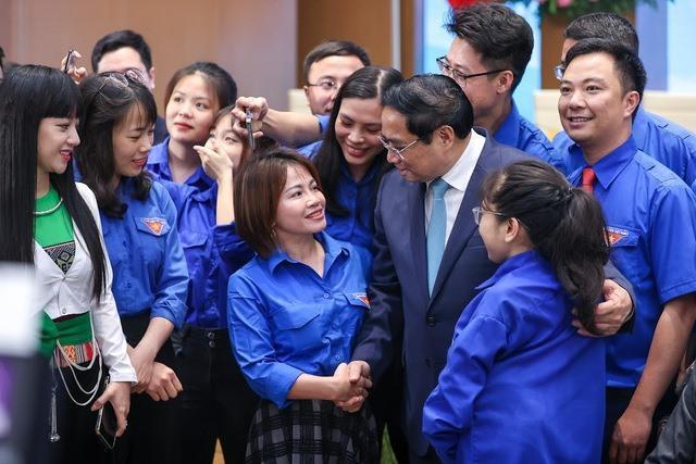 Thủ tướng Phạm Minh Chính giao lưu, trò chuyện với các đại biểu thanh niên tham dự hội nghị đối thoại.