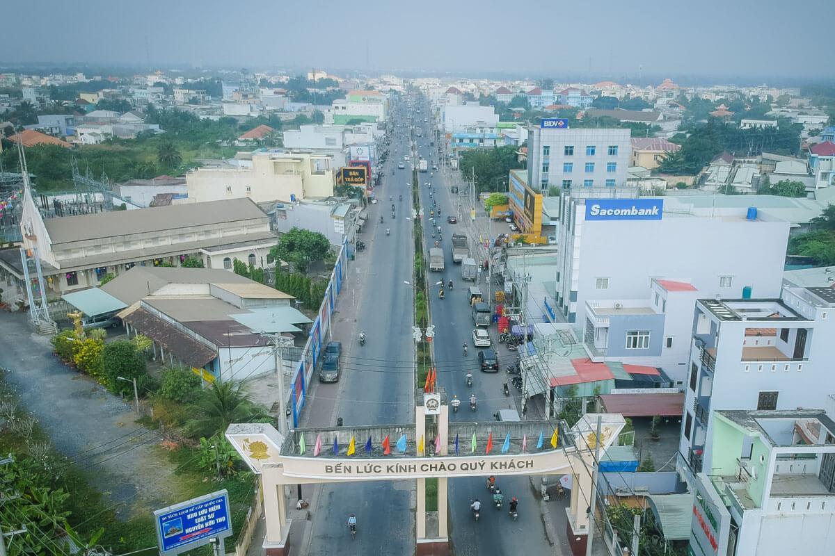 Bến Lức là một huyện thuộc tỉnh Long An. Là một địa bàn chiến lược về kinh tế và quân sự của thành phố Hồ Chí Minh, là cửa ngõ phía Bắc của miền Tây Nam Bộ. Bến Lức cách TP.HCM khoảng 30 km về hướng tây nam và cách Thành phố Tân An 15 km về hướng đông bắc.